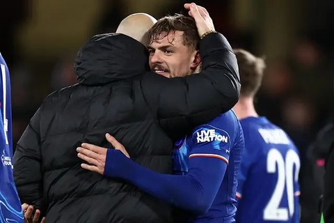 Pelatih kepala Chelsea asal Italia, Enzo Maresca, memberikan tepuk tangan kepada para penggemar setelah pertandingan Liga Primer Inggris antara Chelsea dan Brentford di Stamford Bridge, Lo