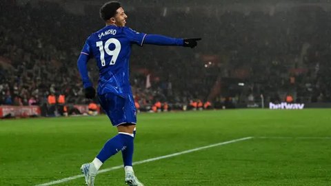 Pelatih kepala Chelsea asal Italia, Enzo Maresca, memberikan tepuk tangan kepada para penggemar setelah pertandingan Liga Primer Inggris antara Chelsea dan Brentford di Stamford Bridge, Lo