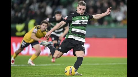 Pemain Manchester United, Bruno Fernandes dalam laga lanjutan Liga Europa 2024/2025 melawan Lyon di Old Trafford, Manchester, Inggris, Jumat (18/04/2025) dini hari WIB. (AP Photo/Jon Super)