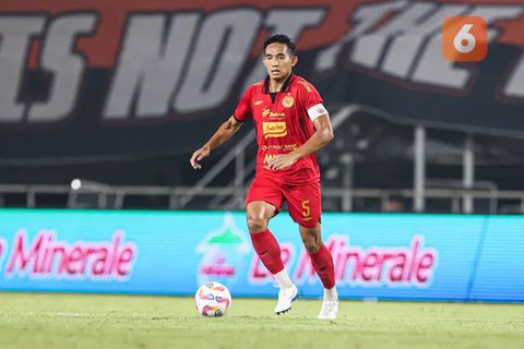 Rizky Ridho saat Persija Jakarta bertanding melawan Semen Padang pekan ke-30 Liga 1 2024/2025 di Stadion Pakansari, Kabupaten Bogor, Minggu (27/4/2025). (Bola.com/Abdul Aziz)