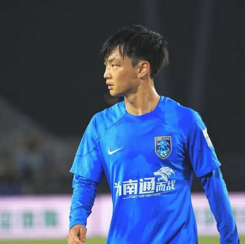 Pemain Timnas Indonesia, Rafael Struick (kiri) berusaha merebut bola pemain China, Jiang Guangtai saat laga lanjutan putaran ketiga Grup C Kualifikasi Piala Dunia 2026 di Qingdao Youth Stadiu