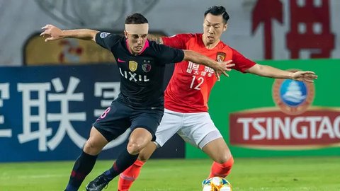 Pemain Timnas Indonesia, Rafael Struick (kiri) berusaha merebut bola pemain China, Jiang Guangtai saat laga lanjutan putaran ketiga Grup C Kualifikasi Piala Dunia 2026 di Qingdao Youth Stadiu
