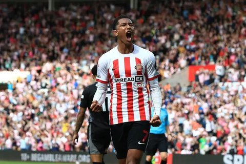 Striker Brentford, Bryan Mbeumo mencetak gol ke gawang Liverpool yang dijaga Alisson Becker pada laga Liga Inggris 2022/2023 di Gtech Community Stadium, London (2/1/2023). Bryan Mbeumo tampil