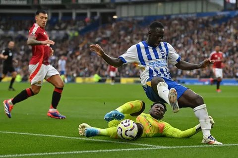 Gelandang Manchester United asal Argentina #17, Alejandro Garnacho, bereaksi selama pertandingan Liga Eropa UEFA antara Manchester United dan Glasgow Rangers di stadion Old Trafford di Man