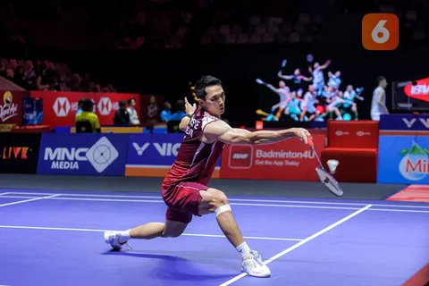 Pebulu tangkis tunggal putra Indonesia, Jonatan Christie berusaha mengembalikan kok ke arah wakil Singapura, Jia Heng Jason Teh dalam laga 32 besar Indonesia Open 2025 di Istora Senayan, Jakarta, Selasa (03/06/2025). (Bola.com/Bagaskara Lazuardi)