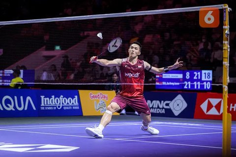 Pebulu tangkis tunggal putra Indonesia, Jonatan Christie berusaha mengembalikan kok ke arah wakil Singapura, Jia Heng Jason Teh dalam laga 32 besar Indonesia Open 2025 di Istora Senayan, Jakarta, Selasa (03/06/2025). (Bola.com/Bagaskara Lazuardi)