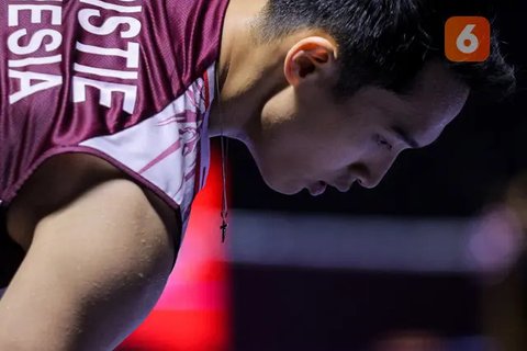 Pebulu tangkis tunggal putra Indonesia, Jonatan Christie berusaha memungut kok dalam laga 32 besar Indonesia Open 2025 melawan wakil Singapura, Jia Heng Jason Teh di Istora Senayan, Jakarta, Selasa (03/06/2025). (Bola.com/Bagaskara Lazuardi)