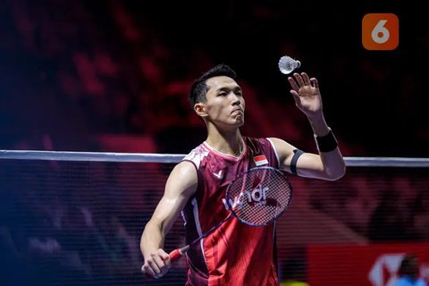 Pebulu tangkis tunggal putra Indonesia, Jonatan Christie memungut kok dalam laga 32 besar Indonesia Open 2025 melawan wakil Singapura, Jia Heng Jason Teh di Istora Senayan, Jakarta, Selasa (03/06/2025). (Bola.com/Bagaskara Lazuardi)