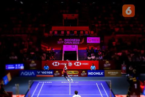 Pebulu tangkis tunggal putra Indonesia, Jonatan Christie melakukan smash ke arah wakil Singapura, Jia Heng Jason Teh dalam laga 32 besar Indonesia Open 2025 di Istora Senayan, Jakarta, Selasa (03/06/2025). (Bola.com/Bagaskara Lazuardi)