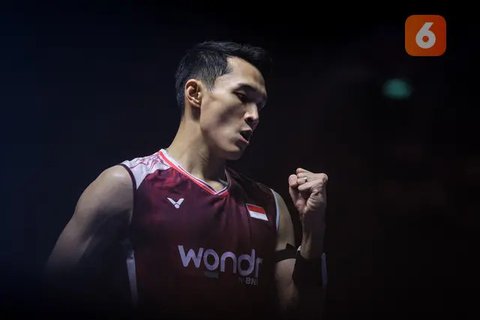Pebulu tangkis tunggal putra Indonesia, Jonatan Christie melakukan selebrasi setelah mencetak poin dalam laga 32 besar Indonesia Open 2025 melawan wakil Singapura, Jia Heng Jason Teh di Istora Senayan, Jakarta, Selasa (03/06/2025). (Bola.com/Bagaskara Lazuardi)