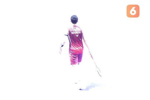 Pebulu tangkis tunggal putra Indonesia, Jonatan Christie saat laga 32 besar Indonesia Open 2025 melawan wakil Singapura, Jia Heng Jason Teh di Istora Senayan, Jakarta, Selasa (03/06/2025). (Bola.com/Bagaskara Lazuardi)