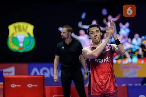 Pebulu tangkis tunggal putra Indonesia, Jonatan Christie memberikan tepuk tangan kepada para penonton dalam laga 32 besar Indonesia Open 2025 melawan wakil Singapura, Jia Heng Jason Teh di Istora Senayan, Jakarta, Selasa (03/06/2025). (Bola.com/Bagaskara Lazuardi)