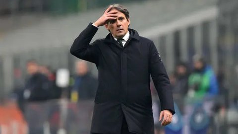 Pelatih Inter Milan, Simone Inzaghi, berjalan di dekat trofi setelah final Champions League melawan Paris Saint-Germain (PSG) di Allianz Arena, Munich, Jerman, Sabtu, 31 Mei 2025. (AP Phot
