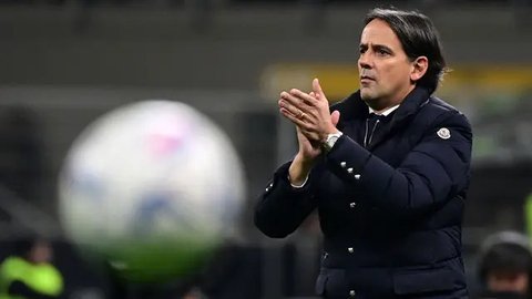 Pelatih Inter Milan, Simone Inzaghi, berjalan di dekat trofi setelah final Champions League melawan Paris Saint-Germain (PSG) di Allianz Arena, Munich, Jerman, Sabtu, 31 Mei 2025. (AP Phot