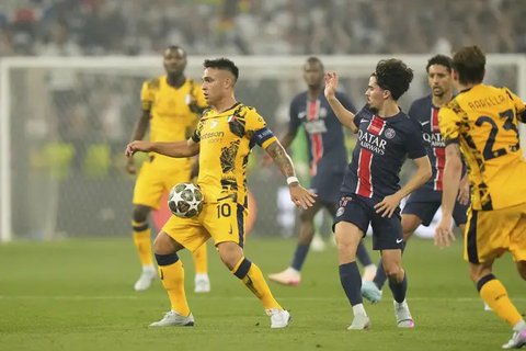 Pemain Inter Milan, Lautaro Martinez, tampak kecewa setelah gagal meraih trofi Liga champions 2024/2025 di Stadion Allianz Arena, Minggu (01/06/2025) dini hari WIB. (AP Photo/Matthias Schrade