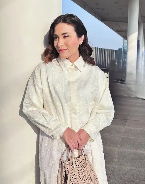 Potret Samanta Elsener dengan Busana Putih/Instagram/@samanta.elsener