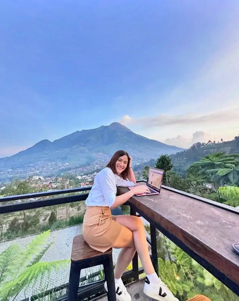 Potret Samanta Elsener dengan Busana Putih/Instagram/@samanta.elsener