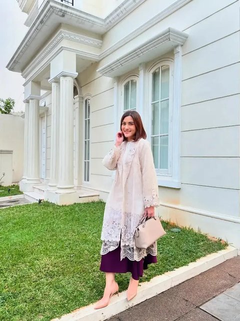 Potret Samanta Elsener dengan Busana Putih/Instagram/@samanta.elsener