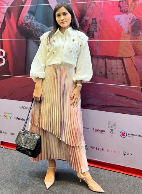 Potret Samanta Elsener dengan Busana Putih/Instagram/@samanta.elsener