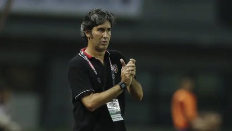 Pelatih kepala Bali United, Stefano Teco Cugurra memberi instruksi kepada pemainnya saat menghadapi Persib Bandung pada laga leg kedua semifinal Championship Series BRI Liga 1 2023/2024 di