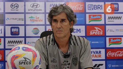 Pelatih kepala Bali United, Stefano Teco Cugurra memberi instruksi kepada pemainnya saat menghadapi Persib Bandung pada laga leg kedua semifinal Championship Series BRI Liga 1 2023/2024 di