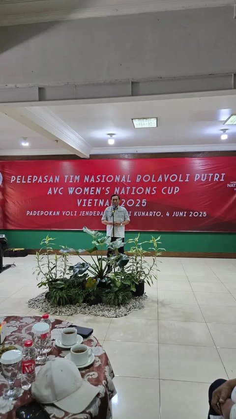 Ketua Umum PP PBVSI Imam Sudjarwo melepas timnas voli putri Indonesia untuk mengikuti ajang AVC Nations Cup 2025 di Hanoi mulai 7 Juni mendatang. (Istimewa)