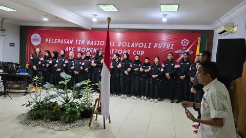Ketua Umum PP PBVSI Imam Sudjarwo melepas timnas voli putri Indonesia untuk mengikuti ajang AVC Nations Cup 2025 di Hanoi mulai 7 Juni mendatang. (Istimewa)
