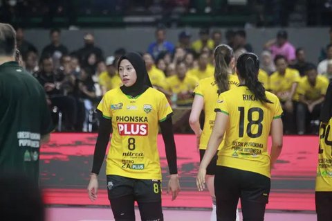 Pemain Timnas Bola Voli Putri Indonesia, Agustin Wulandhari (kiri) dan Megawati Hangestri Pertiwi bersiap saat laga Grup A Bola Voli Putri SEA Games 2023 melawan Timnas Bola Voli Putri Thaila