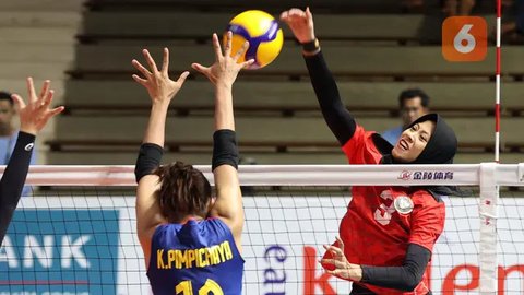 Pemain Timnas Bola Voli Putri Indonesia, Agustin Wulandhari (kiri) dan Megawati Hangestri Pertiwi bersiap saat laga Grup A Bola Voli Putri SEA Games 2023 melawan Timnas Bola Voli Putri Thaila