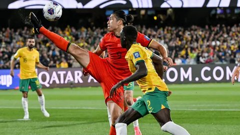 Kualifikasi Piala Dunia 2026 - Timnas Indonesia Vs China - Duel Antarlini (Bola.com/Adreanus Titus)