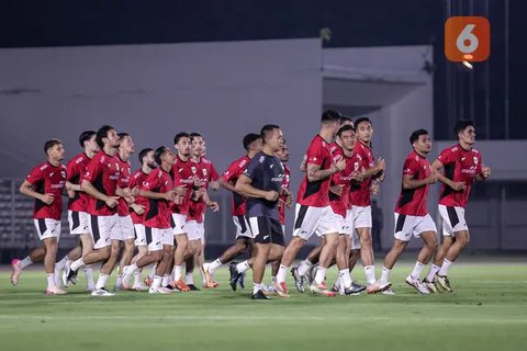 Ekspresi kegembiraan bintang Timnas Indonesia, Ole Romeny (kanan), setelah mencetak gol ke gawang Bahrain pada pertandingan kualifikasi Piala Dunia 2026 di Stadion Utama Gelora Bung Karno, Ja
