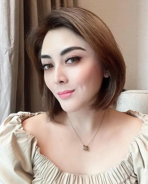 Jonathan Frizzy jadi tersangka kasus vape obat keras dan diancam hukuman maksimal 12 tahun penjara. Dhena Devanka mengklaim anak-anak baik-baik saja. (Foto: Dok. Instagram @dhenaaldhaliadevan