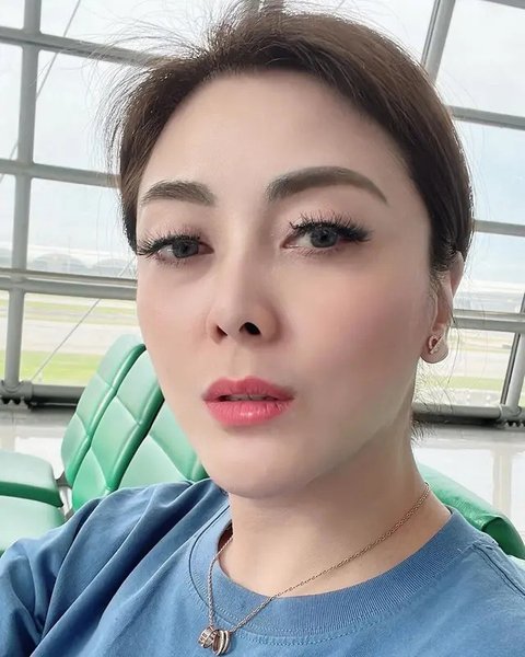 Jonathan Frizzy jadi tersangka kasus vape obat keras dan diancam hukuman maksimal 12 tahun penjara. Dhena Devanka mengklaim anak-anak baik-baik saja. (Foto: Dok. Instagram @dhenaaldhaliadevan