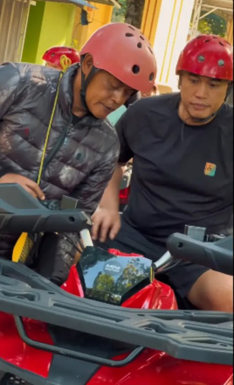Gaya Santai Ardi Bakrie Suami Nia Ramadhani Liburan di Yogya