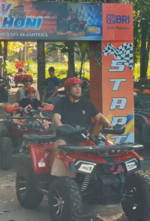 Gaya Santai Ardi Bakrie Suami Nia Ramadhani Liburan di Yogya