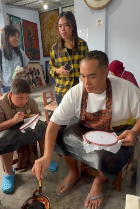Gaya Santai Ardi Bakrie Suami Nia Ramadhani Liburan di Yogya