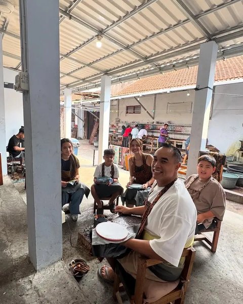 Gaya Santai Ardi Bakrie Suami Nia Ramadhani Liburan di Yogya