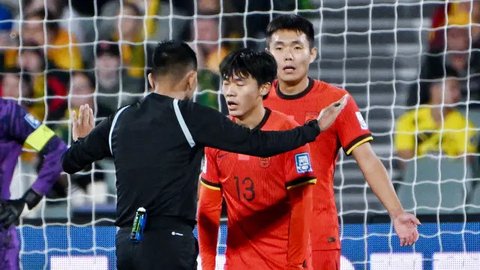 Pasukan The Dragons tiba pukul 22.30 WIB di Terminal 3 Bandara Soekarno-Hatta, tangerang, Senin (2/6/2025) dengan menggunakan China Eastern MU. (Bola.com/M Iqbal Ichsan)