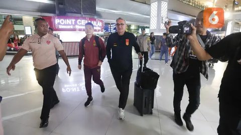 Pasukan The Dragons tiba pukul 22.30 WIB di Terminal 3 Bandara Soekarno-Hatta, tangerang, Senin (2/6/2025) dengan menggunakan China Eastern MU. (Bola.com/M Iqbal Ichsan)