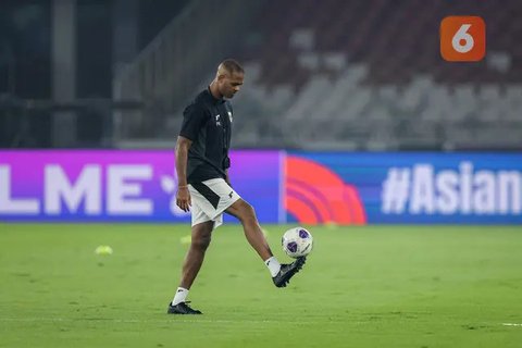 Patrick Kluivert dan Denny Landzaat memimpin sesi latihan resmi Timnas Indonesia di Stadion Utama Gelora Bung Karno, Jakarta, Rabu (4/6/2025). (Bola.com/Bagaskara Lazuardi)