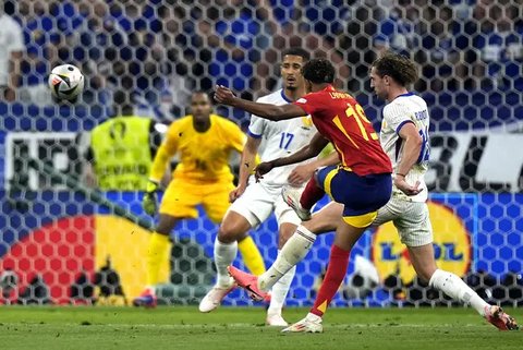 Pemain asal klub Barcelona itu turut cetak satu gol dalam laga yang dimenangkan Timnas Spanyol dengan skor 2-1 ini. (Tobias SCHWARZ / AFP)