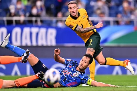Pemain Jepang, Shogo Taniguchi, menjaga bola saat berhadapan dengan Australia pada matchday 4 Kualifikasi Piala Dunia 2026 di Saitama Stadium, Jepang, Selasa (15/10/2024) malam WIB. (Phili