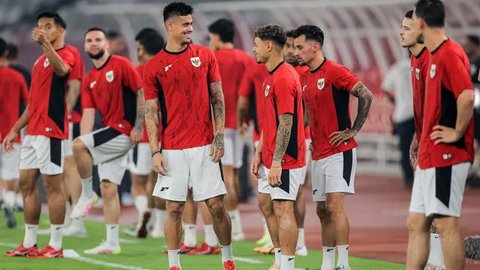 Pemain Timnas Indonesia, Ole Romeny (tengah), pada sesi latihan menjelang pertandingan melawan China, di Stadion Utama Gelora Bung Karno, Rabu (4/6/2025). (Bola.com/Bagaskara Lazuardi)
