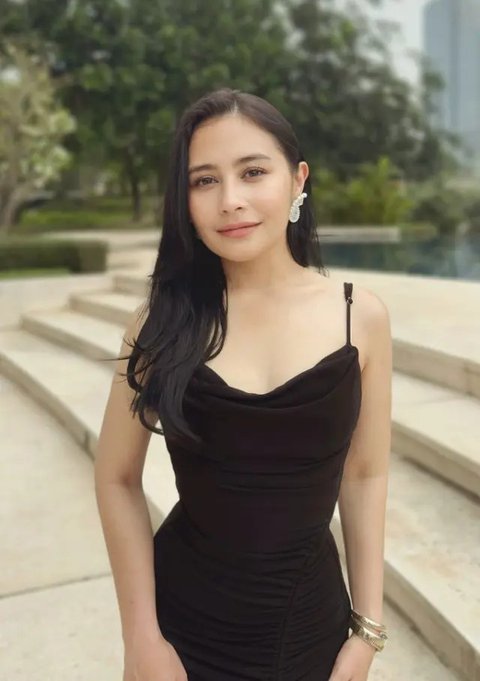 Sentuhan glam ditambahkan lewat anting melingkar berukuran besar dan clutch box bergaya edgy yang semakin menyempurnakan total look-nya. [@prillylatuconsina96].