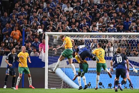 Skuad Timnas Australia merayakan kemenangannya atas China di Adelaide Oval, Kamis (10/10/2024). (c) AP Photo/James Elsby