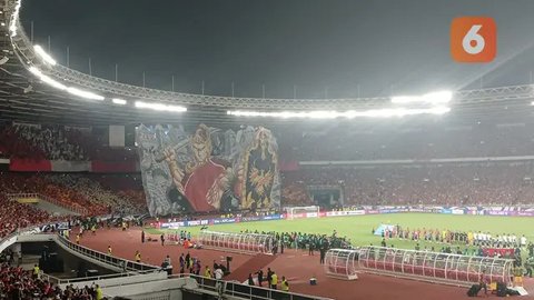 Tifo suporter Timnas Indonesia dalam laga melawan China di SUGBK, Jakarta. Tifo tribune utara dari La Grande Indonesia bertajuk Gatotkaca, sedangkan di tribune selatan. (Bola.com/Hery Kurniaw