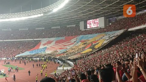 Tifo suporter Timnas Indonesia dalam laga melawan China di SUGBK, Jakarta. Tifo tribune utara dari La Grande Indonesia bertajuk Gatotkaca, sedangkan di tribune selatan. (Bola.com/Hery Kurniaw
