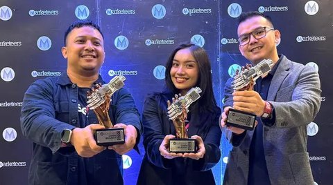 CEO SEVA Handoko Liem (kiri) berbincang dengan staf SEVA di Jakarta (22/02/2023). (Liputan6.com/HO)