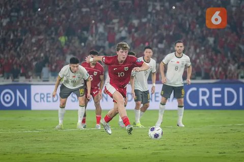 Ekspresi striker Timnas Indonesia, Ole Romeny, setelah menjebol gawang Timnas China pada pertandingan Kualifikasi Piala Dunia 2026 di Stadion Utama Gelora Bung Karno, Jakarta, Kamis (5/6/2025