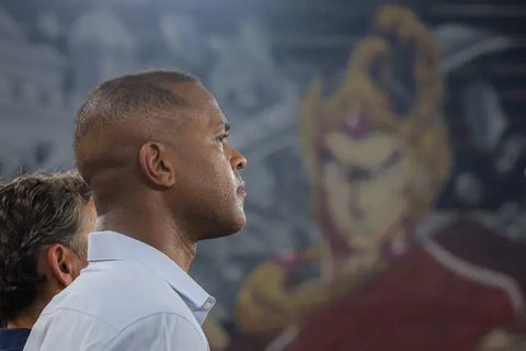 Gelandang Timnas Indonesia, Ivar Jenner, berbincang dengan Calvin Verdonk, saat hendak masuk lapangan menggantikan Thom Haye pada laga kontra Bahrain di Kualifikasi Piala Dunia 2026 zona Asia